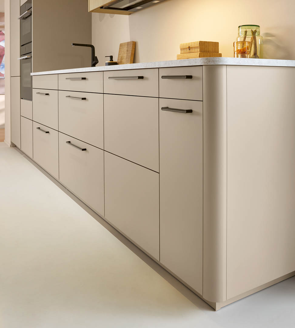 SALONA kitchen with organic shapes